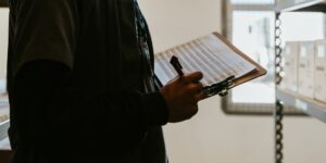Propriétaire documentant l'état d'un logement avec photos avant un séjour en location courte durée