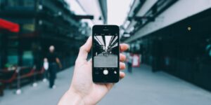 Propriétaire documentant l'état d'un logement avec son smartphone avant l'arrivée d'un voyageur