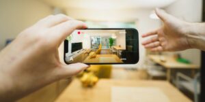 Propriétaire filmant l'état d'un logement en location courte durée avec un smartphone