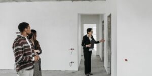 Propriétaire prenant une photo horodatée d'un salon avant l'arrivée d'un voyageur